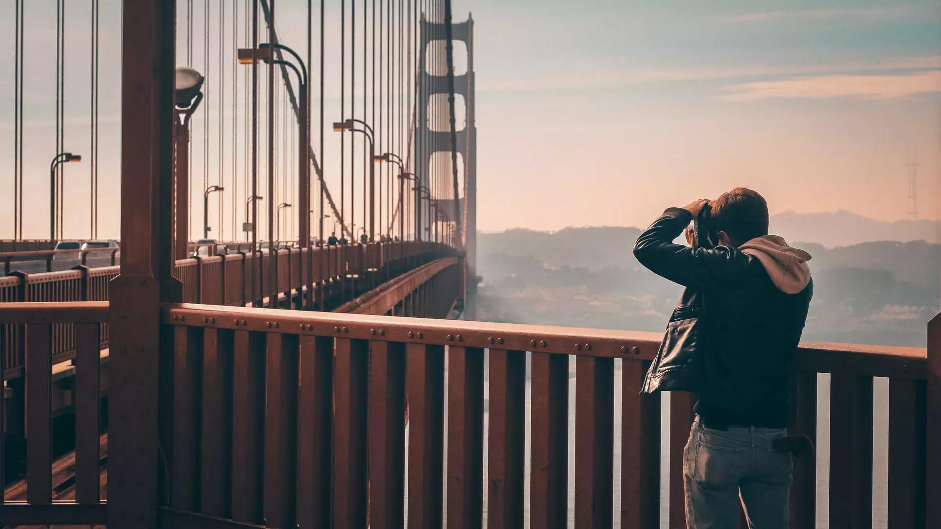 Homem tirando fotos na Ponte Golden Gate
