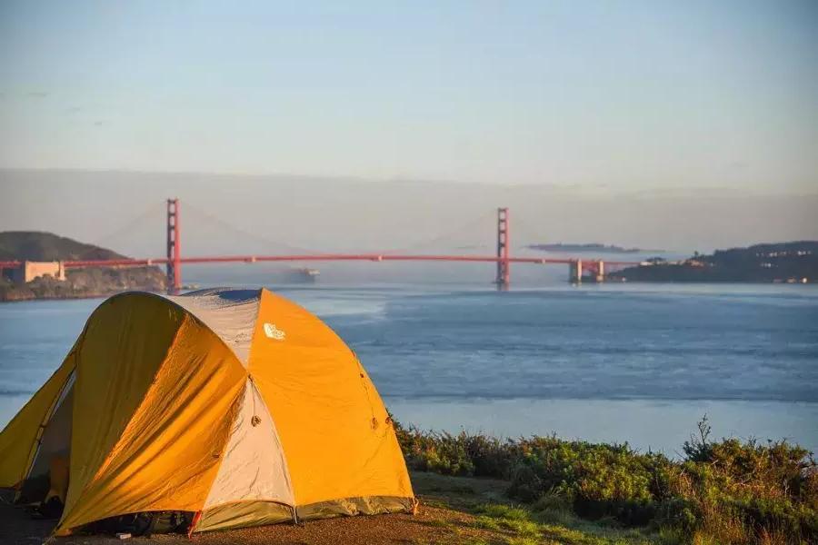 Une tente dans un camping qui surplombe le Golden Gate Bridge.