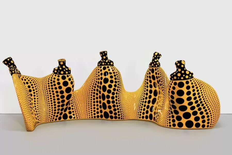Imagem de esculturas de Yayoi Kasuma, abóboras deformadas com manchas pretas