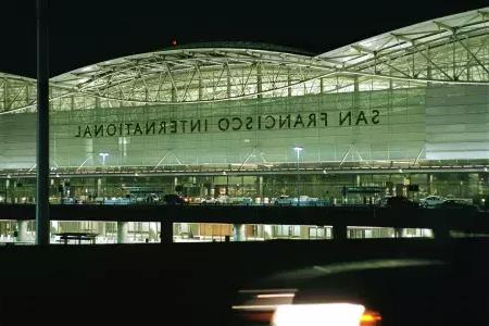 贝博体彩app国际机场的夜景.