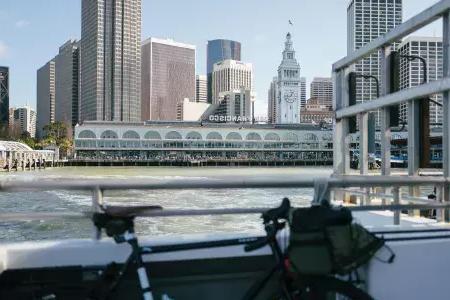 自行车靠在铁轨上，背景是渡轮大厦.