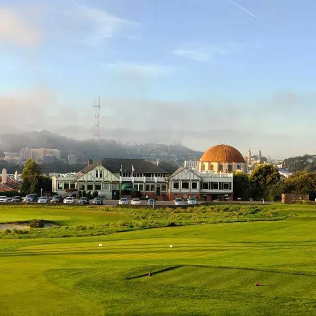 Os greens do Presidio Golf Course brilham em um dia ensolarado de São Francisco.